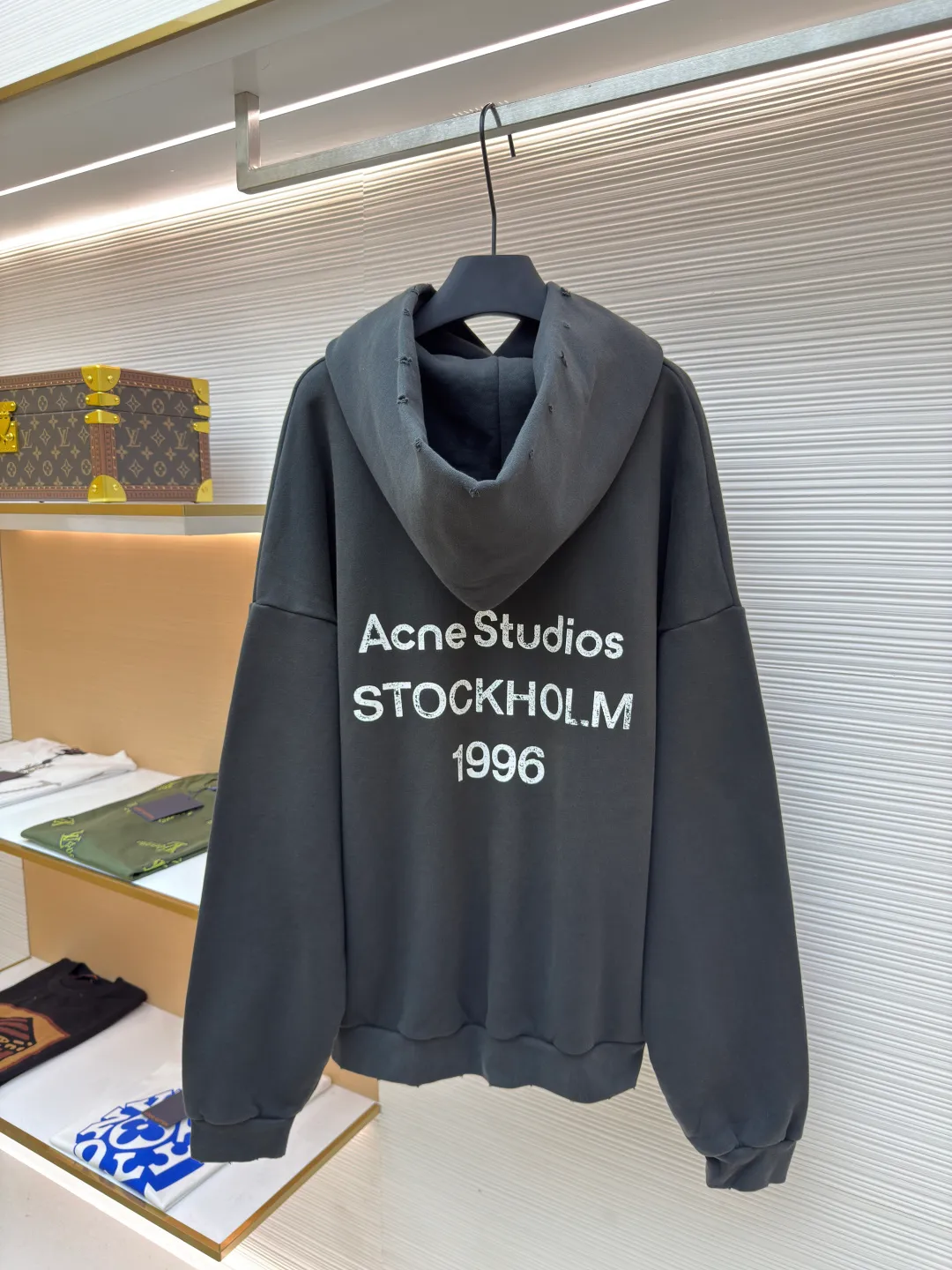 Acne Studios 1996 distressed printed hooded sweatshirt ●Authentic product: purchased and developed by 2179 ●Item number: 1680616-A85 ●Fabric: pure cotton fabric ●Technology: printing production ●Version: loose fit ●Weight: about 980 grams ●Size: S-M-L-XL ●Description: The fabric is made of custom-made pure cotton, washed with distressed and dirty gradient techniques, printed on the back, and the overall wiring is straight and delicate. The fabric is comfortable and soft, with consistent colors and no color difference. It can be matched with the same style to create a fashionable look and control various occasions. Customized accessories, complete with three standards, same style for men and women!
